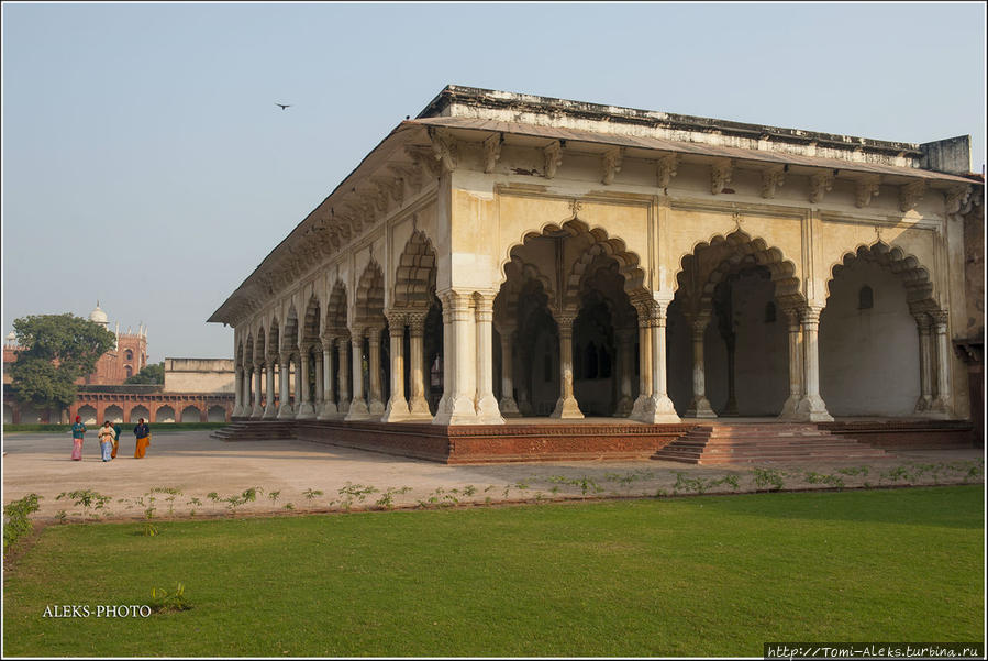 Все, что находится внутри форта — вполне можно назвать дворцами. Ведь не строят из мрамора какие-нибудь рядовые сооружения... Агра, Индия
