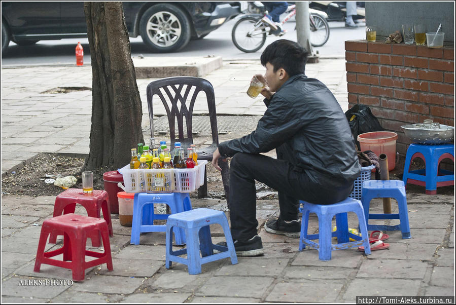 А как вам вот такой бизнес на обочине улицы? Замучила жажда — присаживайтесь и выпейте стакан газировки... Ханой, Вьетнам