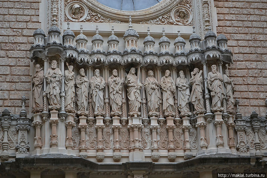 Скульптуры апостолов являются работой Агапита Вальминтгиана. Монастырь Монтсеррат, Испания
