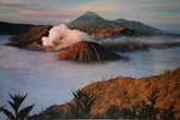 Кальдера  в   тумане.  В   центре  вулкан   Бромо.  Фото  из  Интернета.