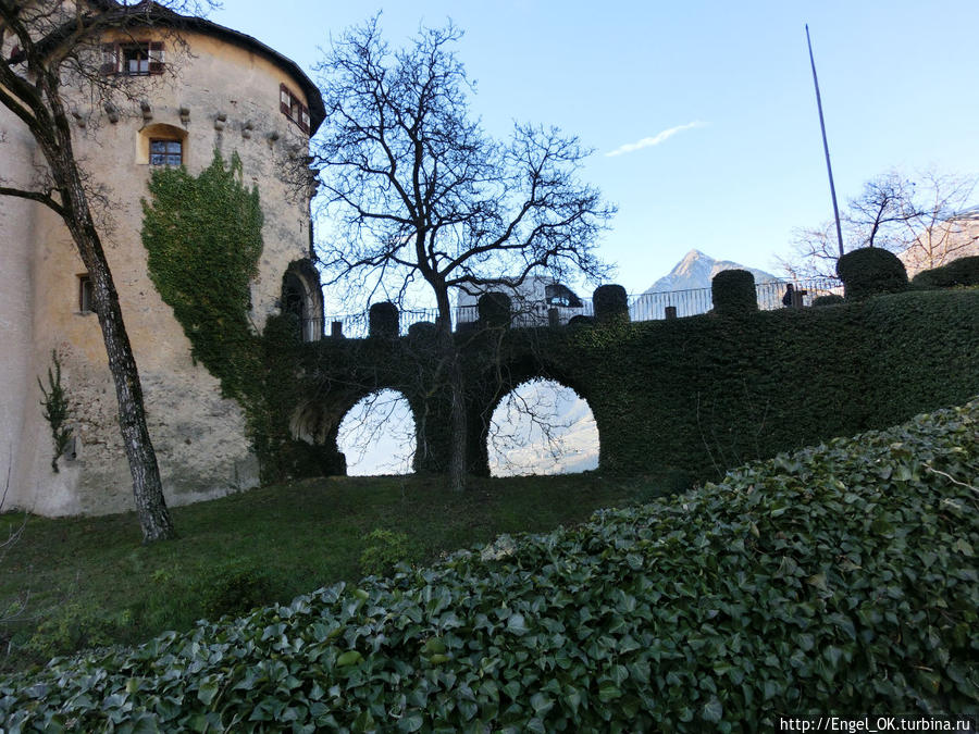в двух шагах от отеля расположен средневековый замок Земля Тироль, Австрия