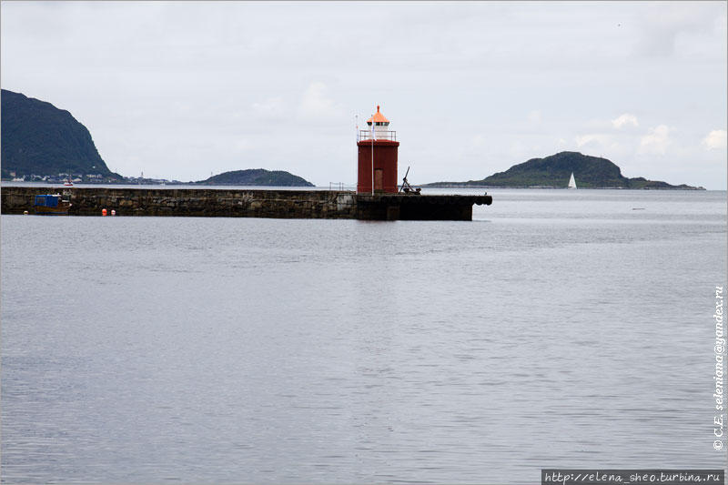 2. Этот маяк, видимо, близкий родственник того маяка, который мы видели вдалеке от города. Олесунн, Норвегия