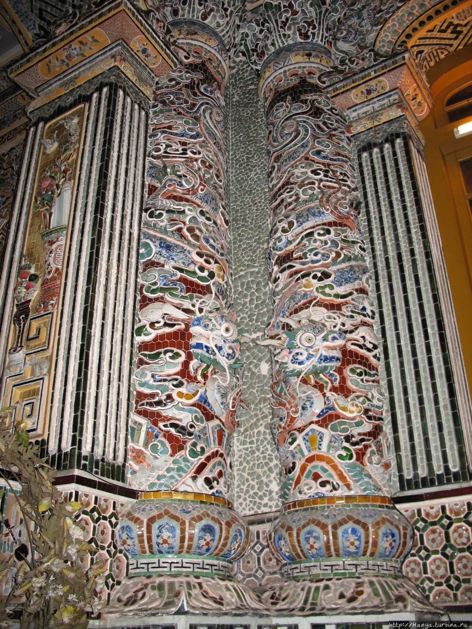 Хюэ.  Гробница  императора Кхай Диня. Мозаичные украшения стен здания гробницы Хюэ, Вьетнам