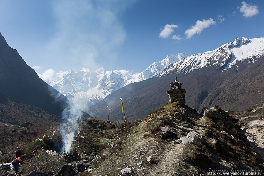 Чортены по пути в Самдо. Кремация Непал