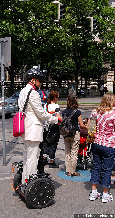 Но набирает популярность и вот такой способ передвижения. В Париже мы видели большое количество мобильных туристических групп. А это, по всех видимости, местный житель Вена, Австрия