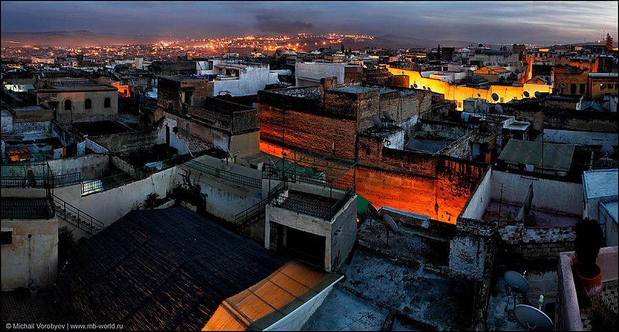 Город светится яркими огнями освещения Фес, Марокко
