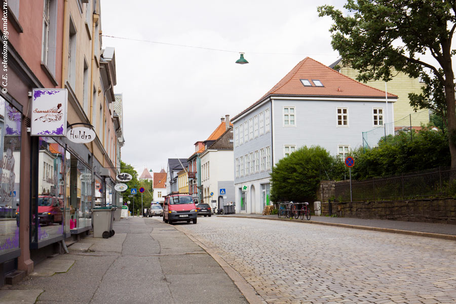 28. Улица Øvre-gaten  тоже старинная, тут встречаются дома XVIII века. Берген, Норвегия