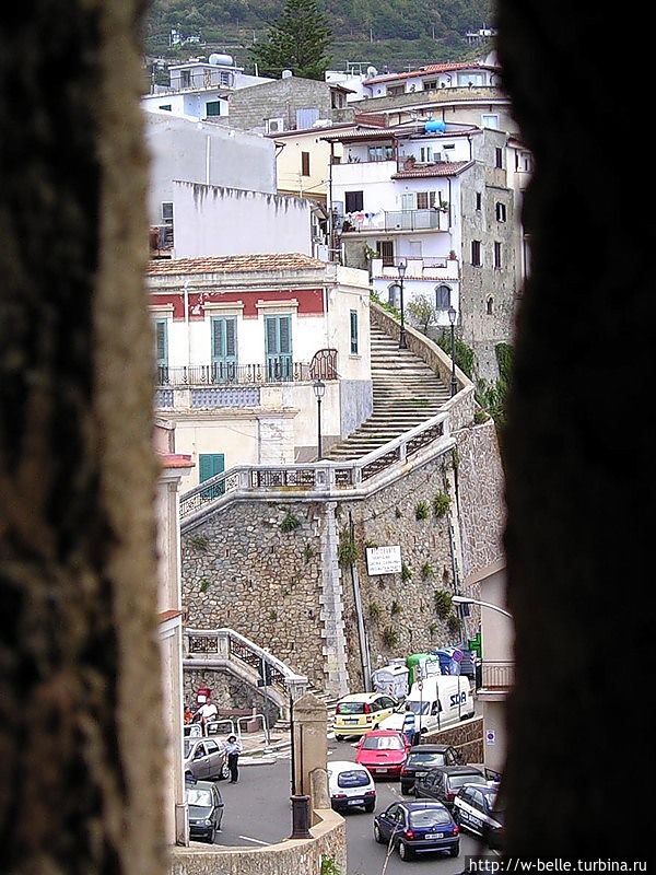 Вид из замка Руффо на город. Вид из замка Руффо на город.