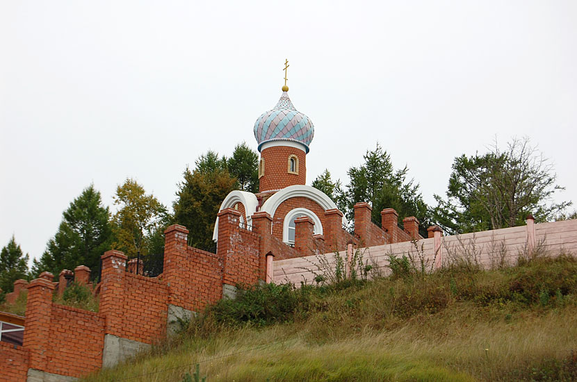 Церквушка на горе озеро Байкал, Россия