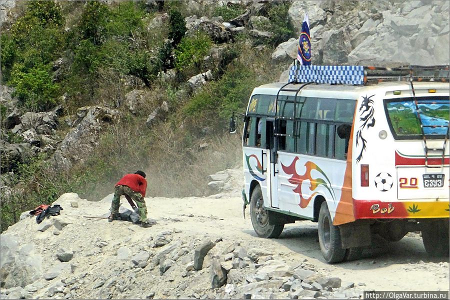 Чтобы машина не покатилась назад, многие водители подкладывают под колеса камни Дунче, Непал