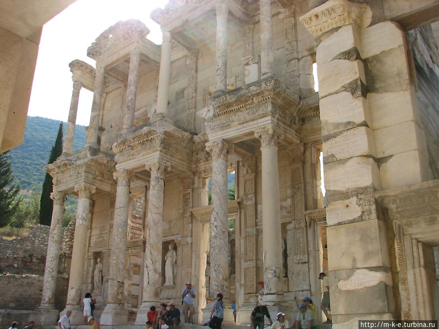 Эфес. Библиотека Цельсия и Ворота Мазавса и Митридата Эфес античный город, Турция Эфес. Библиотека Цельсия и Ворота Мазавса и Митридата Эфес античный город, Турция