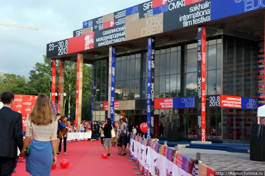 Главный вход в Чехов — центр. Южно-Сахалинск, Россия Главный вход в Чехов — центр. Южно-Сахалинск, Россия