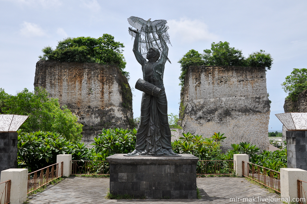 Памятник человеку, выпускающему на волю птицу. Бали, Индонезия
