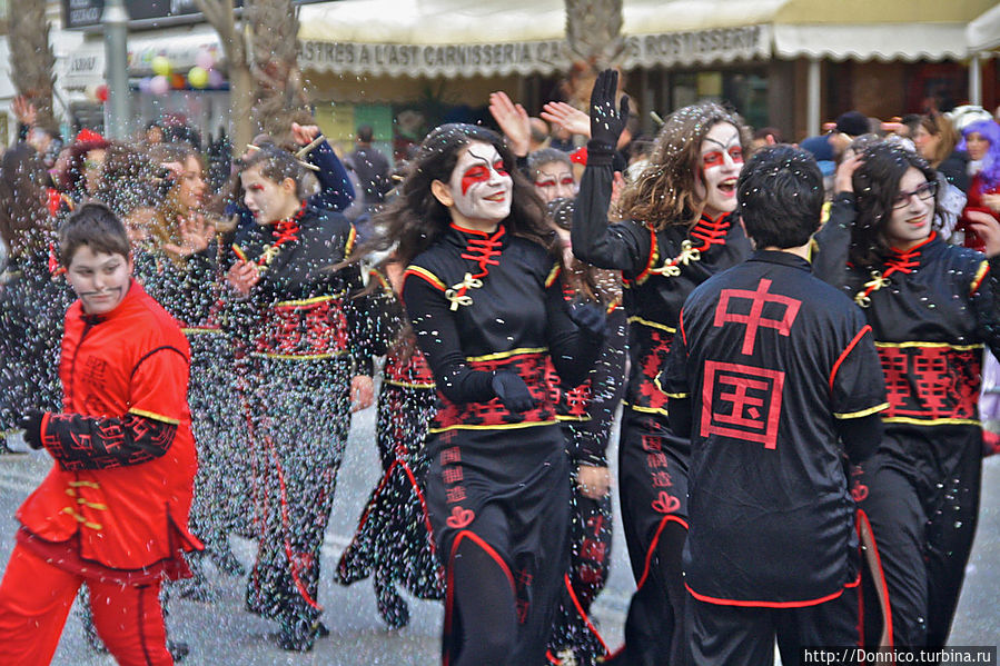 Кстати если в первых номерах было больше номальных участников, то по ходу карнавала стало явно больше фриков. Ну скучно быть просто самураем или японкой с зонтиком, надо обязательно как-то извратиться Плайя-д-Аро, Испания