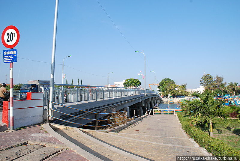 Город Фантхиет на реке Фантхиет Фантхиет, Вьетнам Город Фантхиет на реке Фантхиет Фантхиет, Вьетнам