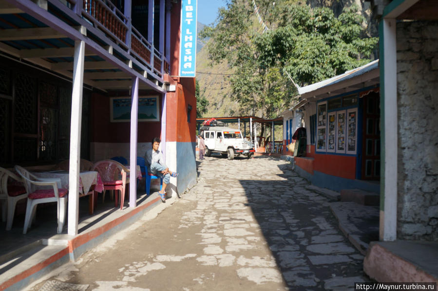 Многие   туристы   пользуются   услугами   джипов  —  автобусы   сюда   не   поднимаются. Покхара, Непал