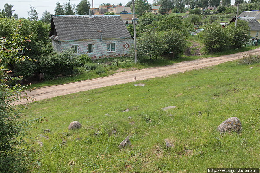..и опять какие-то камни или могильные плиты сбоку от центральной улицы... Воложин, Беларусь