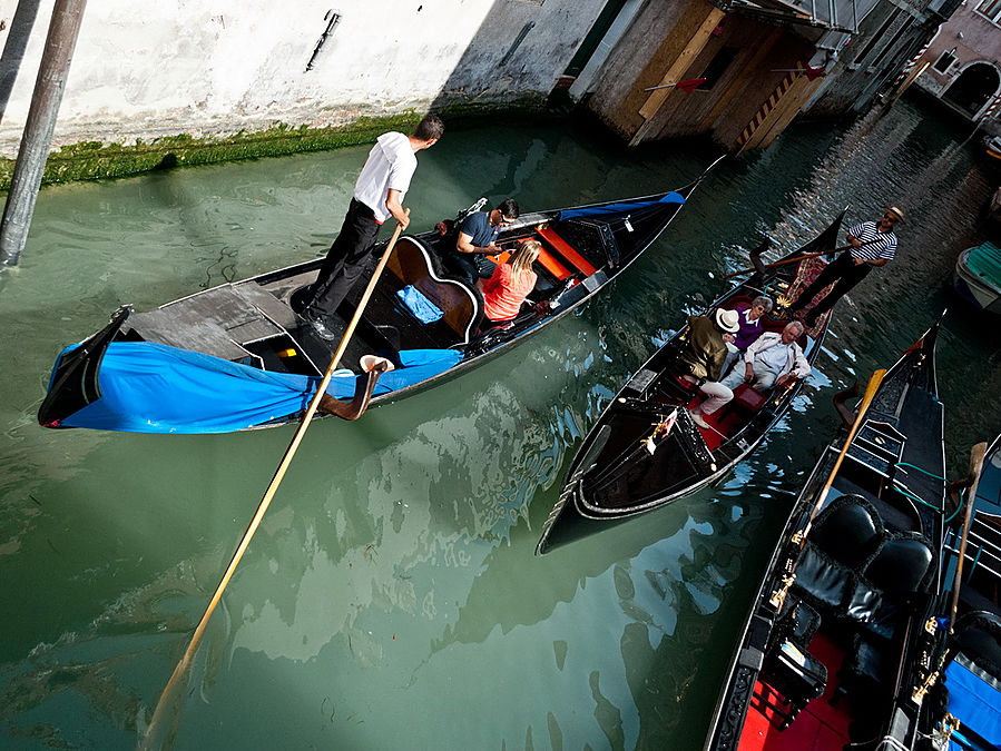 Впрочем, и в остальных каналах венецианский трафик напряженный. Венеция, Италия