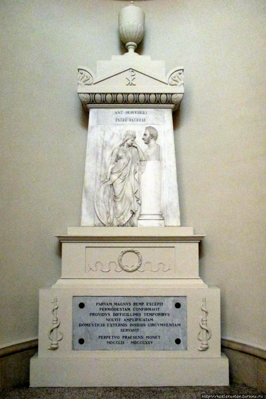 Мемориал Антонио Онофри (1759-1825), который 7 раз избирался на пост капитана-регента Сан-Марино и сыграл важную дипломатическую роль в сохранении независимости республики во время завоевательных войн Наполеона Бонапарта.