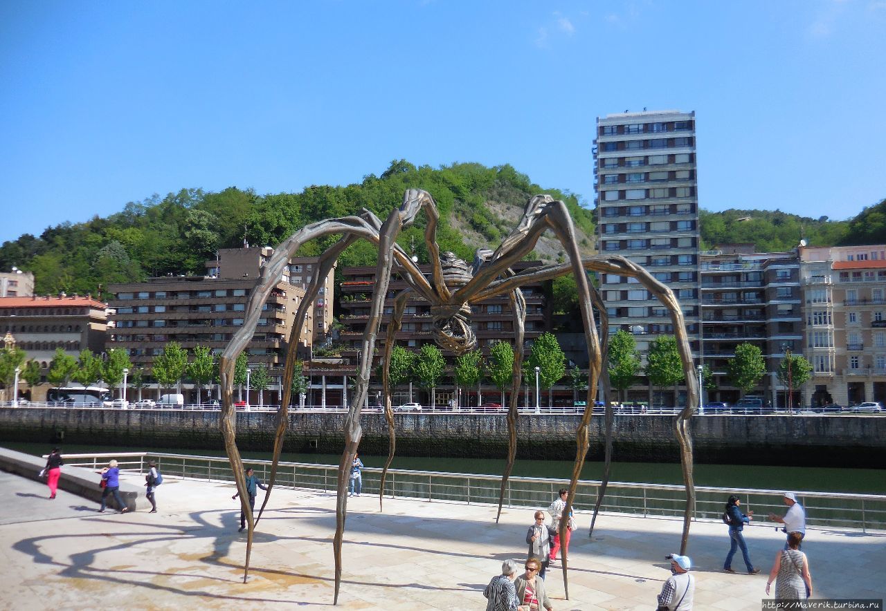 Гигантский металлический паук Луизы Буржуа под названием Мать. Бильбао, Испания
