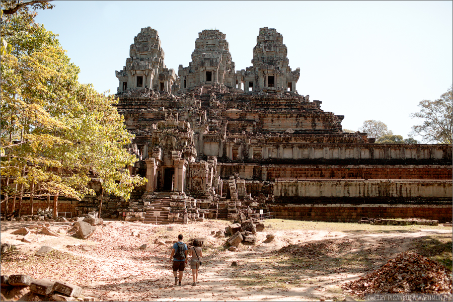Дальше мы отправились в храм Байон, но на фото не он, это так мимо проезжали. Надо же хоть один общий план показать. Ангкор (столица государства кхмеров), Камбоджа