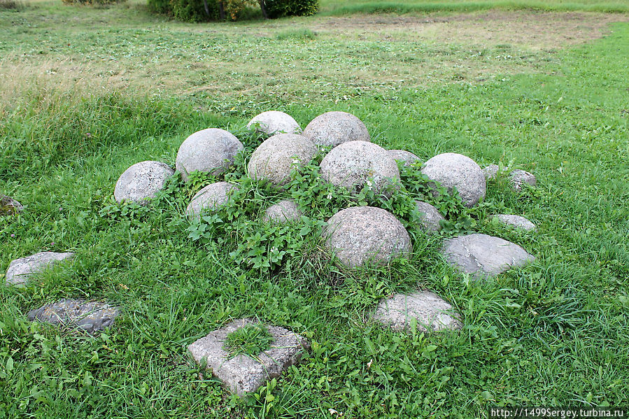 Каменные ядра, найденные на городище. Пушкинские Горы, Россия