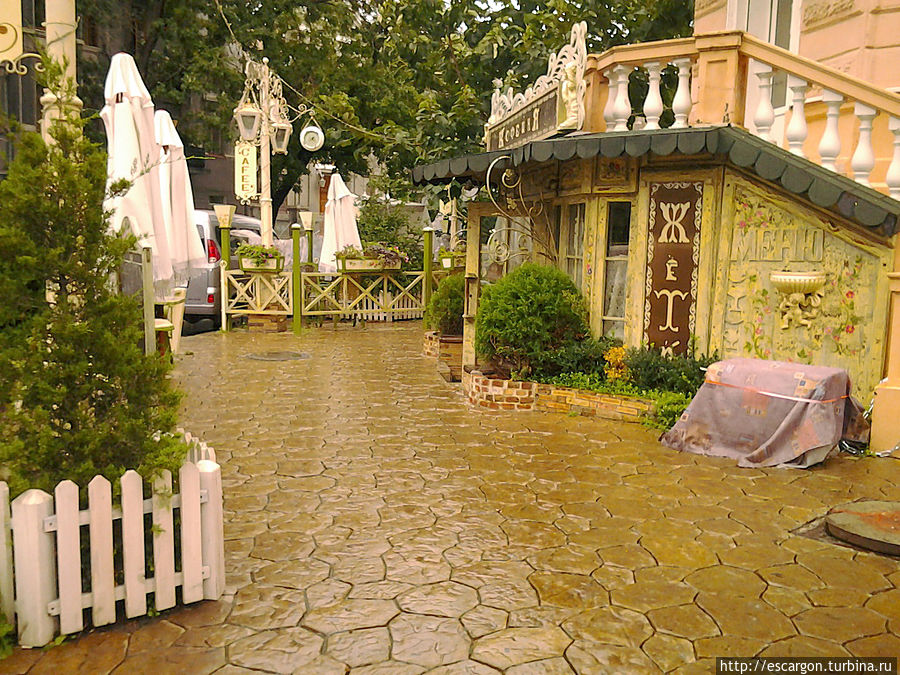 И еще одно кафе, в котором я уже не смогу посидеть. Ведь времени уже практически нет, и наверно мне уже пора выбираться в сторону выезда из этого легендарного, но так и не увиденного мной города. Но я думаю, что я еще вернусь... И еще одно кафе, в котором я уже не смогу посидеть. Ведь времени уже практически нет, и наверно мне уже пора выбираться в сторону выезда из этого легендарного, но так и не увиденного мной города. Но я думаю, что я еще вернусь...