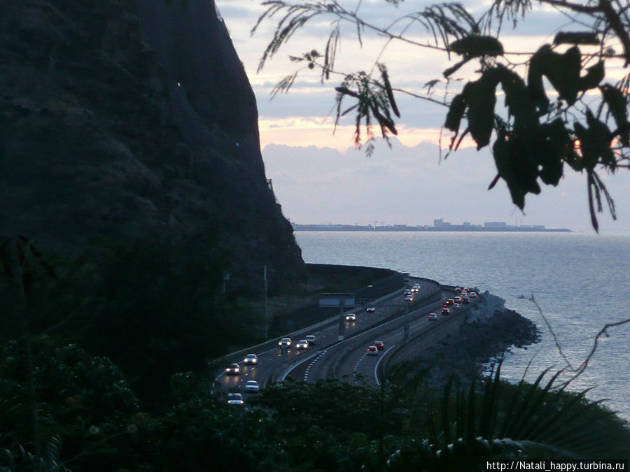 Дорога между океаном и остывшей вулканической скалой считается самой дорогой дорогой в мире Реюньон