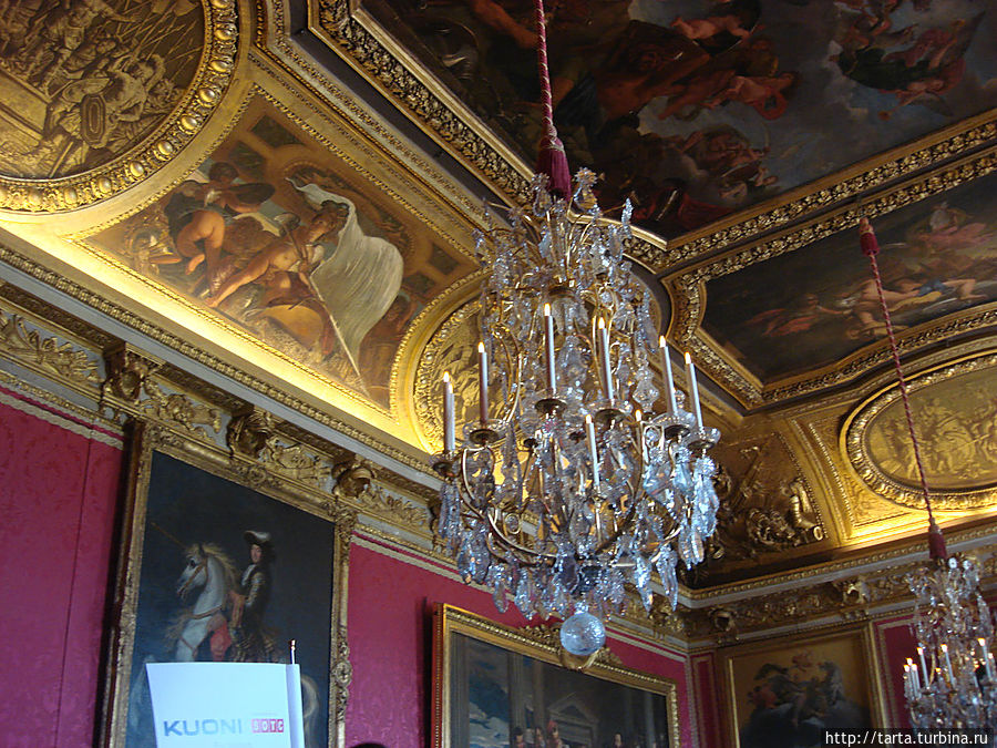 Люстры из венецианского стекла среди позолоты, росписей и шелка. Версаль, Франция