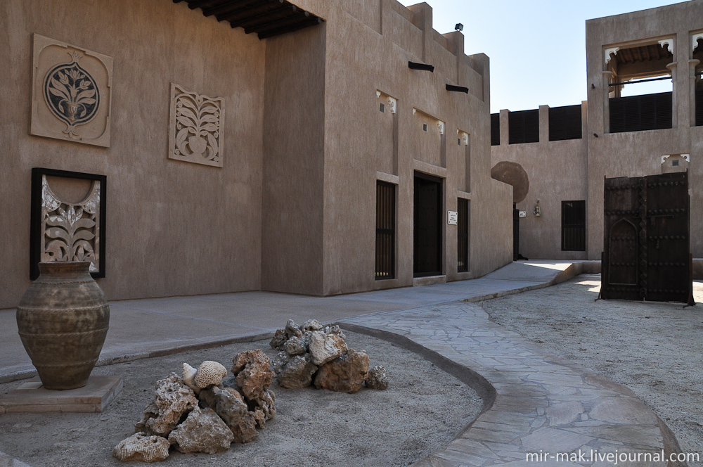 Поскольку двор со всех сторон окружен строениями, здесь всегда можно укрыться в тени от палящего солнца и сухого ветра из пустыни. Дубай, ОАЭ