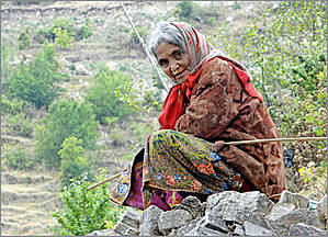 Это не кадр из фильма. Это непальская пожилая женщина-гурунг. Вот так, наверное, выглядит добрая Баба Яга из сказки