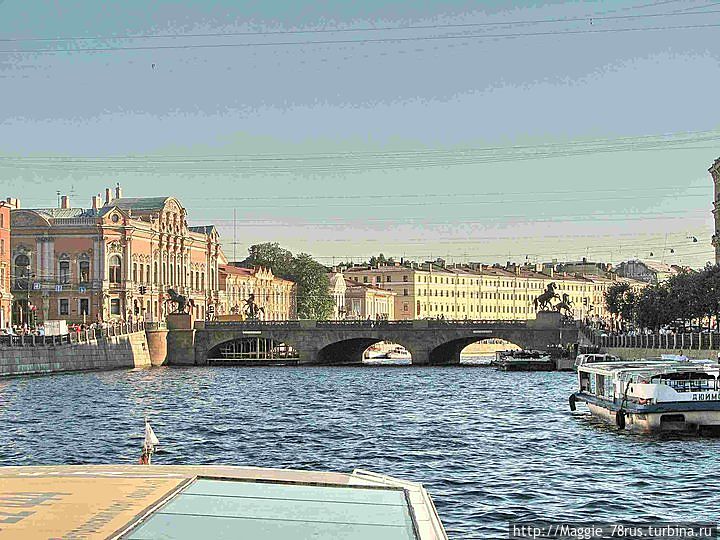 Вдалеке Аничков мост -один из самых запоминающихся мостов Петербурга. Здесь всегда много туристов, художников, старающихся запечатлеть неповторимый облик старой части города Вдалеке Аничков мост -один из самых запоминающихся мостов Петербурга. Здесь всегда много туристов, художников, старающихся запечатлеть неповторимый облик старой части города