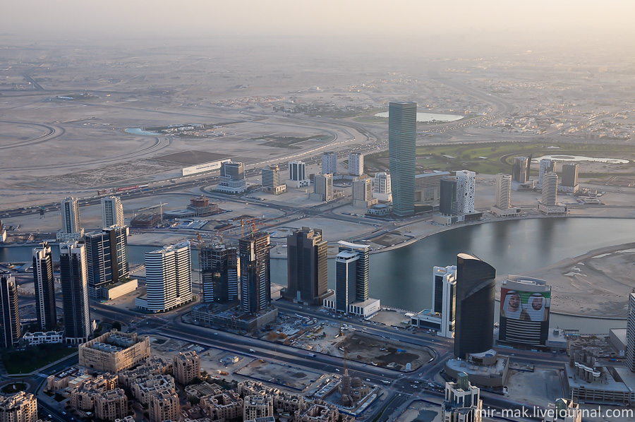 Видно, что за всеми постройками простирается бескрайняя песчаная пустыня, которая еще несколько десятилетий назад пролегала на месте суперсовременного Дубая. Дубай, ОАЭ