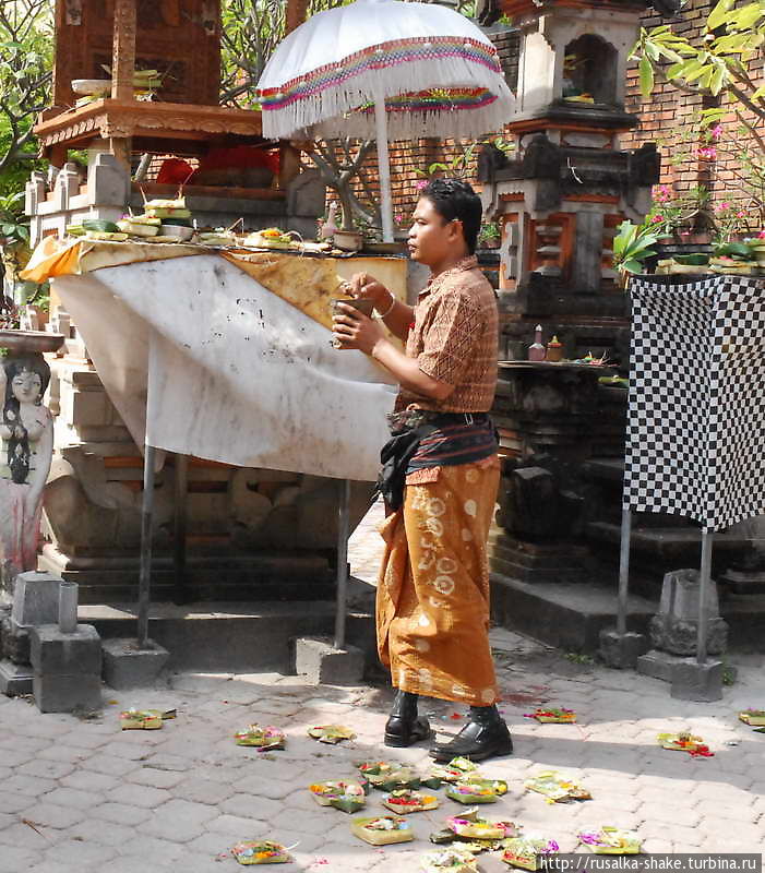 Откуда рис во лбу Кута, Индонезия Откуда рис во лбу Кута, Индонезия