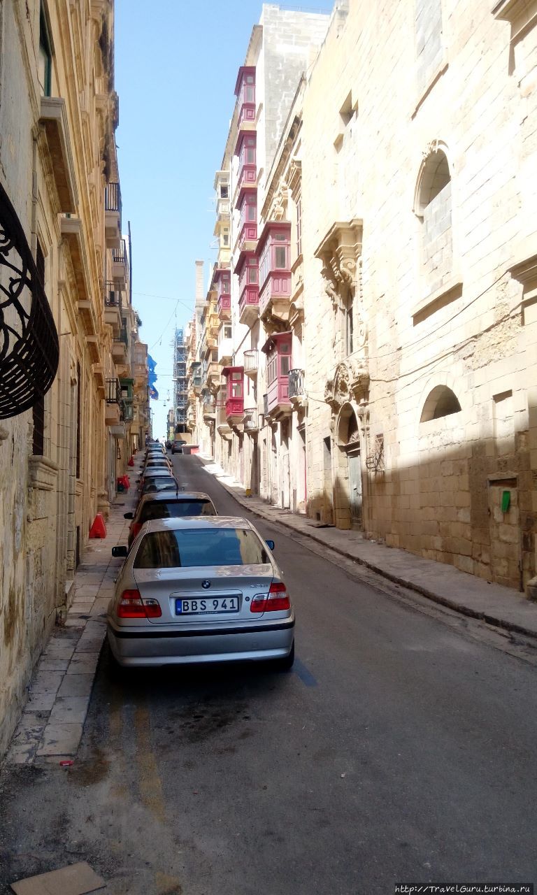 Узкие улочки Валетты, которые почти всегда в тени во время дневного летнего зноя Остров Мальта, Мальта
