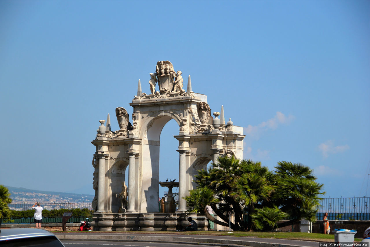 Арка-фонтан, как пишут, стоит тут с 1601 года... Неаполь, Италия
