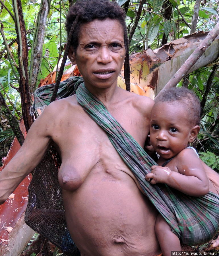 Такого малыша нельзя в джунглях положить на траву даже во время работы. Все время с собой. Джайпура, Индонезия