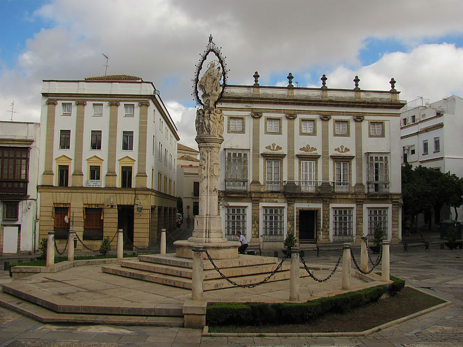 В центре площади возвышается колонна в честь Успения (Asunción) — кончины Девы Марии.
Два архангела помогают Марии вознестись.
Ниже, вокруг колонны мы видим апостолов и Иисуса.
Колонна установлена в 1952 году, т.е. явно в честь названия площади.
А почему древняя площадь получила такое название, история умалчивает.
Сзади колонны здания в стиле ренессанс. В центре площади возвышается колонна в честь Успения (Asunción) — кончины Девы Марии.
Два архангела помогают Марии вознестись.
Ниже, вокруг колонны мы видим апостолов и Иисуса.
Колонна установлена в 1952 году, т.е. явно в честь названия площади.
А почему древняя площадь получила такое название, история умалчивает.
Сзади колонны здания в стиле ренессанс.