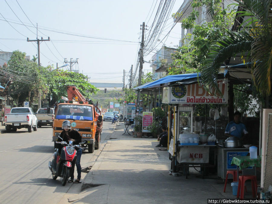 Интернетная улица около автовокзала Каласин, Таиланд