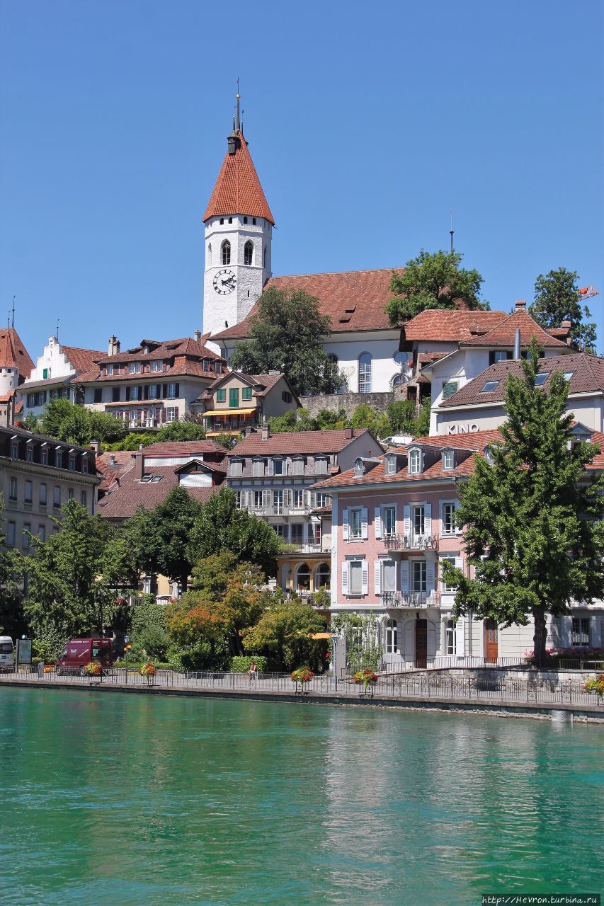 Вид на церковь с набережной реки Ааре Тун, Швейцария