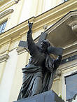 Статуя Иисуса Христа перед Базиликой. Установлена в 1858 году.