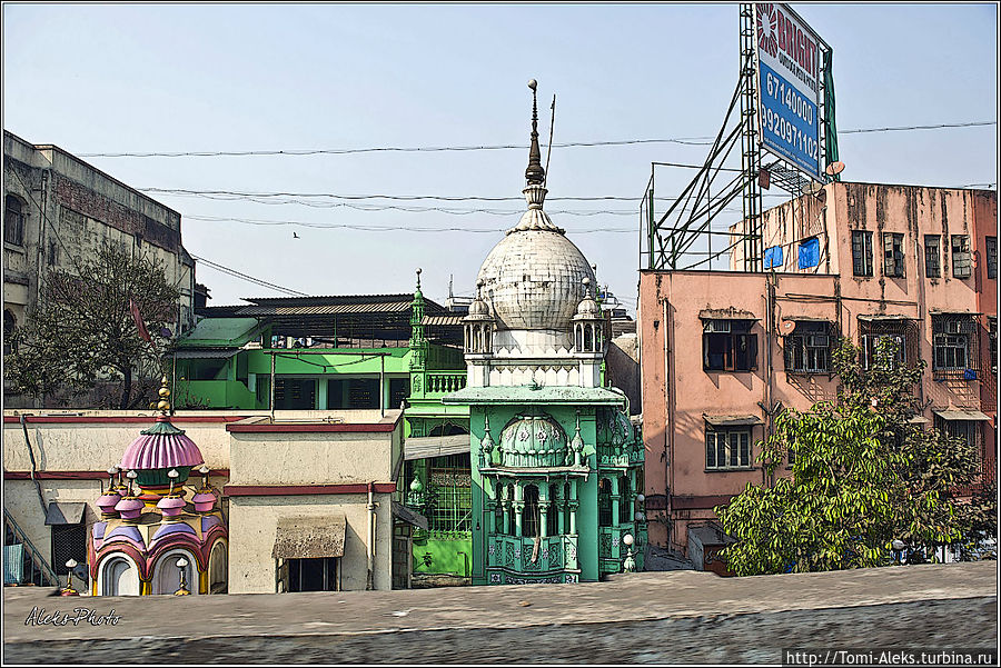 И розовые дома, а рядом всякие купола. Это, скорее всего, фабрика и в ней своя часовня, чтобы далеко не бегать молиться...
* Мумбаи, Индия