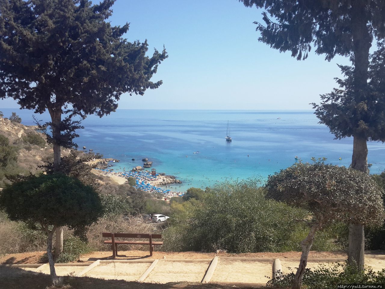 Залив Коннос. Там внизу один из чудеснейших пляжей Кипра Протарас, Кипр