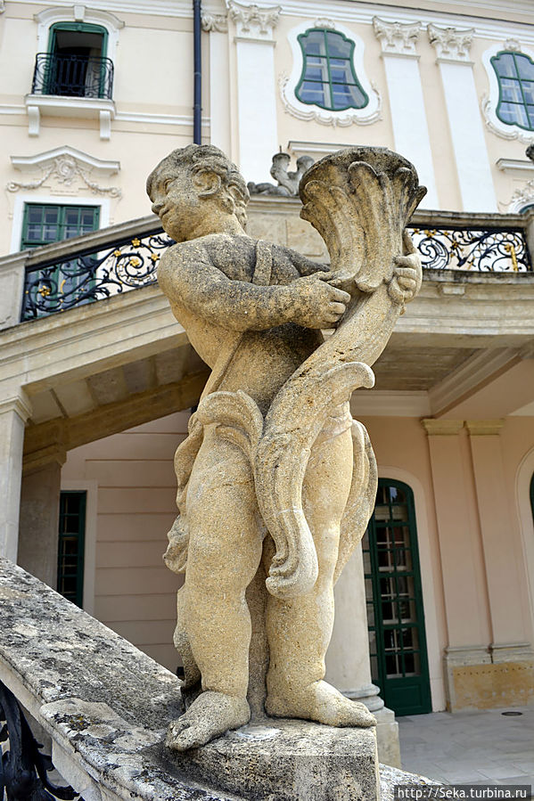 Одна из скульптур, украшающих парадную лестницу Фертёд, Венгрия