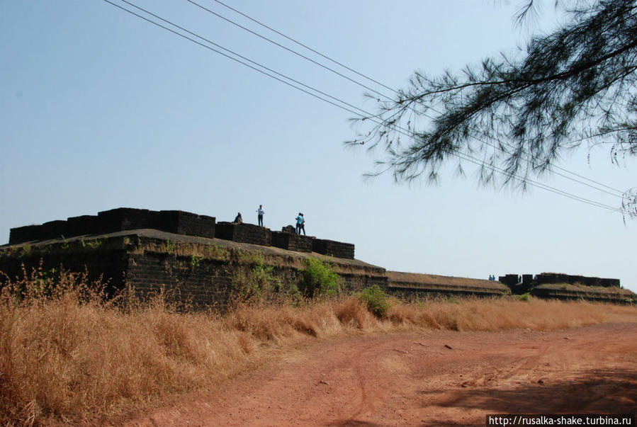 Форт Агуада, прогулка по солнцепёку Кандолим, Индия