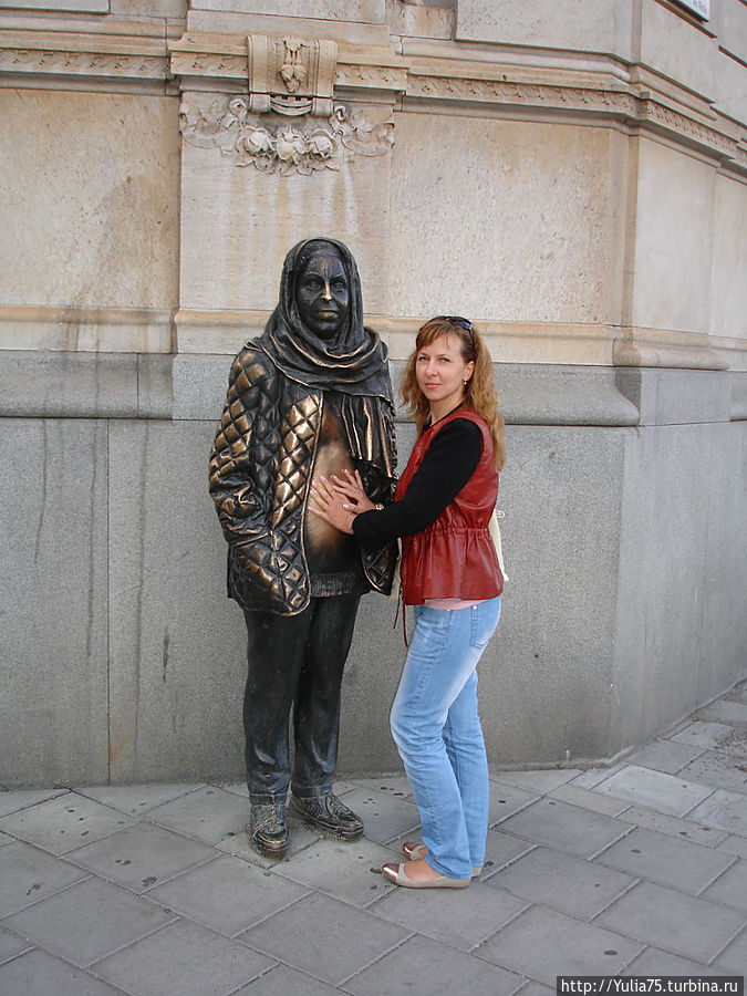 бронзовая актриса Каролин Крук с сигаретой в руке бронзовая актриса Каролин Крук с сигаретой в руке