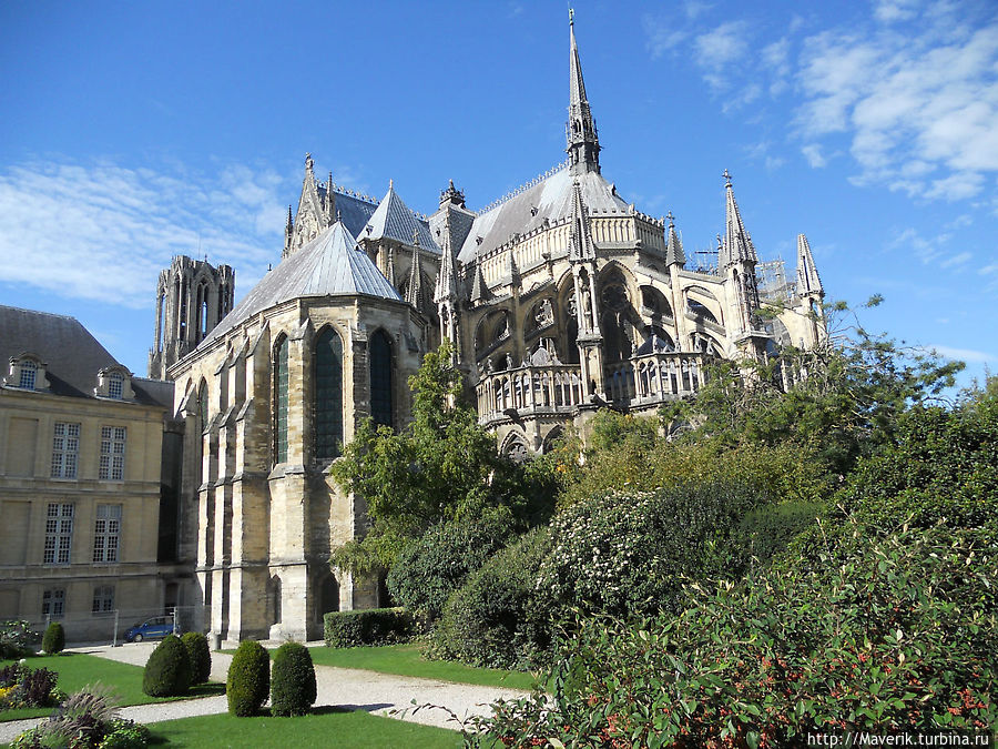 Нотр-Дам де Реймс. Длина собора с востока на запад составляет 136 метров, высота центрального нефа — 38 метра.
Собор является одним из главных образцов готического искусства во Франции и представляет собой самый высокий собор во Франции высотой 82 метра! Нотр-Дам де Реймс. Длина собора с востока на запад составляет 136 метров, высота центрального нефа — 38 метра.
Собор является одним из главных образцов готического искусства во Франции и представляет собой самый высокий собор во Франции высотой 82 метра!