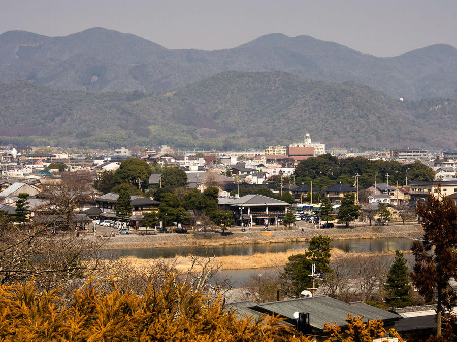 Горы на заднем плане — намного более известная среди туристов восточная окраина, Хигасияма. Киото, Япония