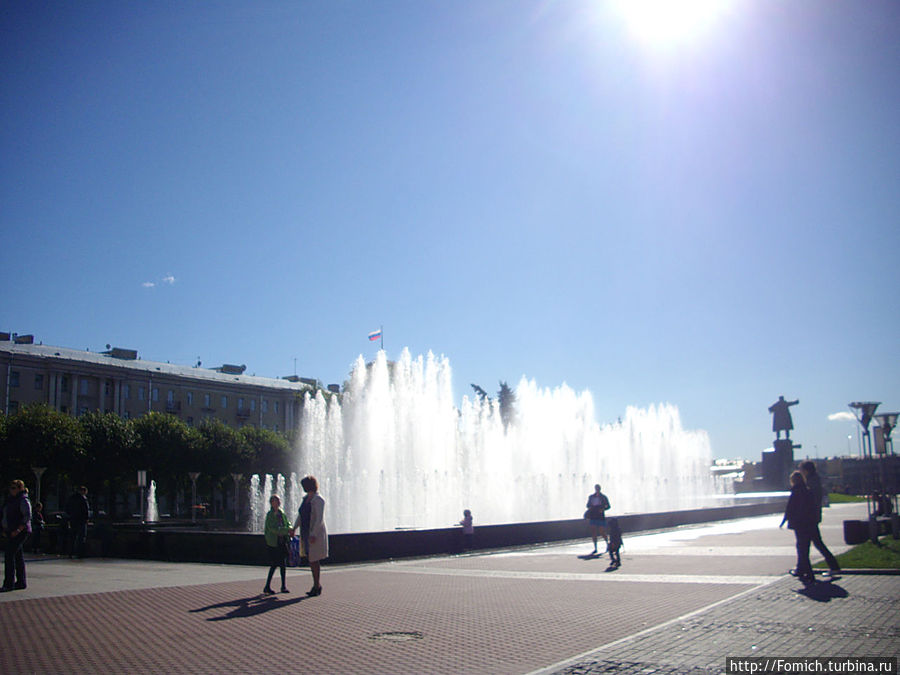парад фонтанов на площади перед Финляндским вокзалом. Санкт-Петербург, Россия