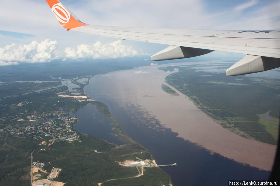 вид из окна самолета на свадьбу рек на Амазонке Бразилия